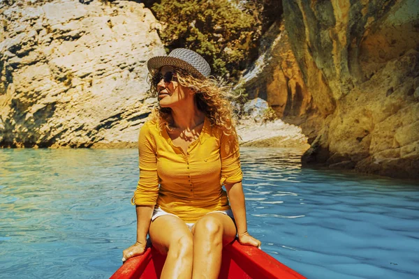 陽気魅力的な大人の女性の笑顔と渓谷の青い川でカヌー旅行の旅をお楽しみください 観光客や屋外の新しいレジャー活動 夏休み 人々のライフスタイル — ストック写真