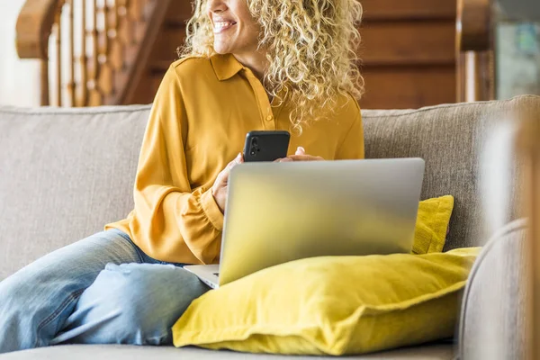 Pessoas Felizes Casa Usando Tecnologia Conexão Com Internet Mulher Adulta — Fotografia de Stock