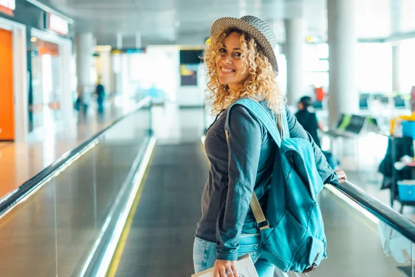 Vrolijke Jonge Volwassen Vrouw Reizen Het Vliegveld Met Rugzak Vrouwelijke — Stockfoto
