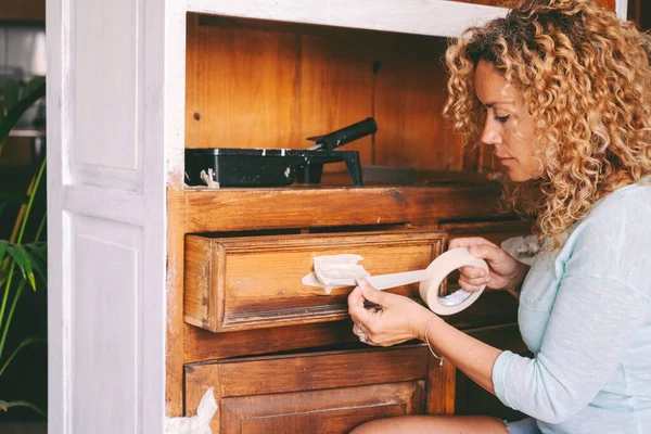 Mulher Adulta Casa Trabalhando Móveis Antigos Renovados Conceito Estilo Vida — Fotografia de Stock