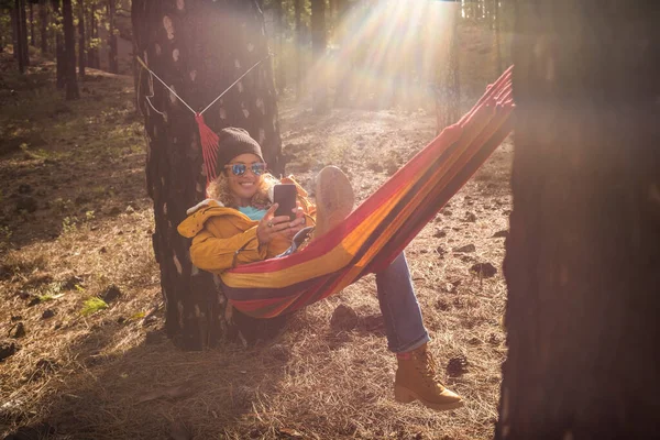 Ritratto Allegro Bella Donna Godere Relax Montagna Sdraiati Amaca Sulla — Foto Stock