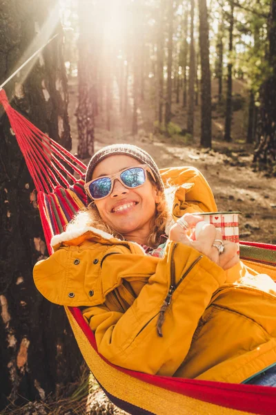 Ευτυχισμένη Νεαρή Ενήλικη Γυναίκα Πορτρέτο Χαμόγελο Και Απολαύσετε Φύση Δάσος — Φωτογραφία Αρχείου