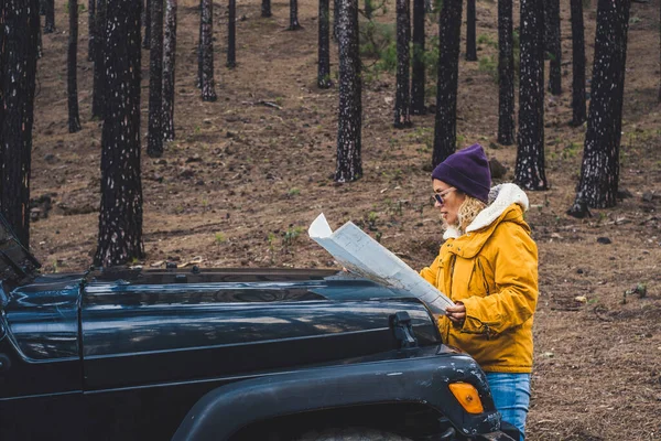Erwachsene Hübsche Frau Liest Die Landkarte Freien Bei Reiseaktivitäten Mit — Stockfoto