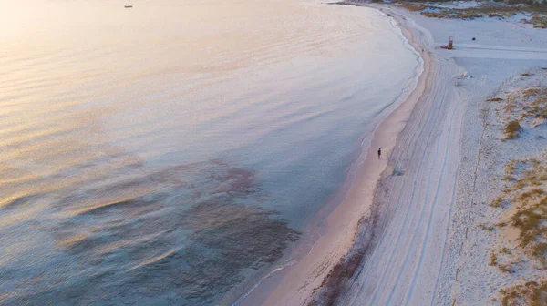 Widok Lotu Ptaka Plażę Spokojną Wodą Morską Ludzi Spacerujących Piasku — Zdjęcie stockowe