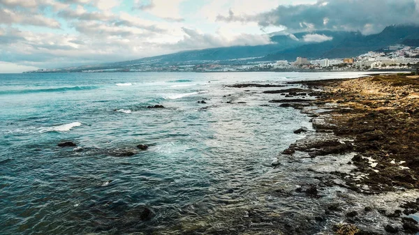 壮观的海岸 岩石和蓝色的海水 天空中乌云密布 度假旅游地的概念 特内里费的风景目的地 — 图库照片