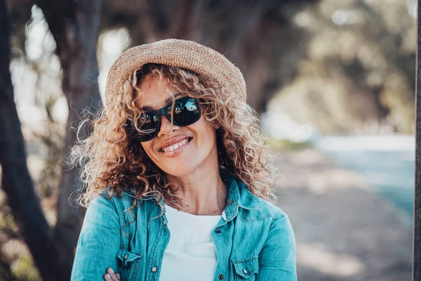 Retrato Jovem Mulher Adulta Sorrindo Para Câmera Com Óculos Sol — Fotografia de Stock