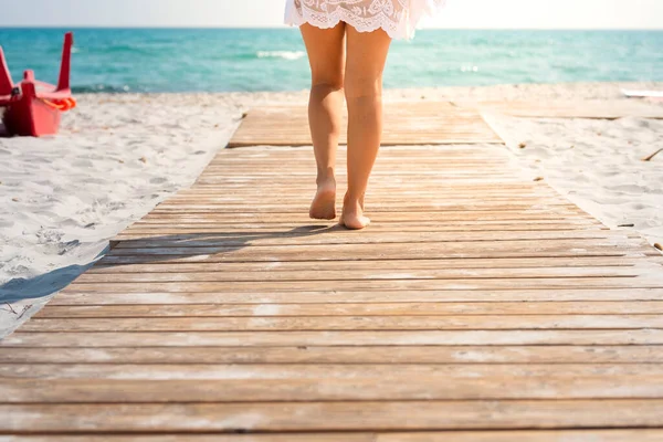 Vista Trasera Hermosas Piernas Mujer Caminando Verano Muelle Madera Playa —  Fotos de Stock