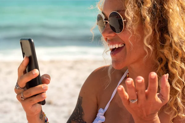 Glückliche Junge Hübsche Erwachsene Frau Haben Spaß Telefonieren Den Sommerferien — Stockfoto