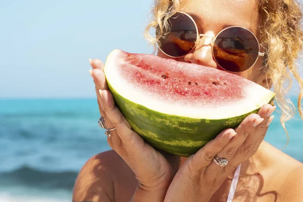 Portrait Pretty Woman Red Fresh Watermelon Blue Sea Sky Background — Stock Photo, Image