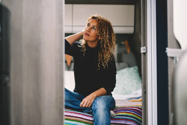 Leuke Jonge Volwassen Vrouw Ontspannen Zittend Slaapkamer Een Moderne Camper — Stockfoto