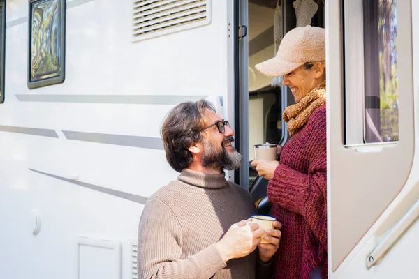 Ältere Paare Genießen Freizeitaktivitäten Vor Einem Wohnmobil Mit Kaffeebecher Die — Stockfoto