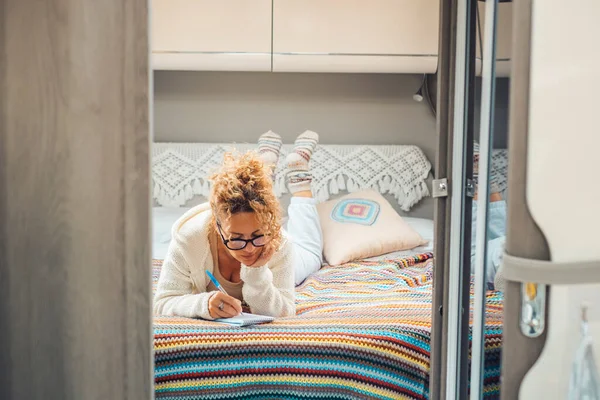 Mulher Independente Planejando Próxima Viagem Destino Viagem Deitado Cama Seu — Fotografia de Stock