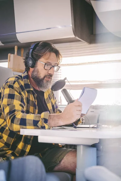 Homem Adulto Moderno Trabalhando Com Laptop Microfone Dentro Uma Van — Fotografia de Stock
