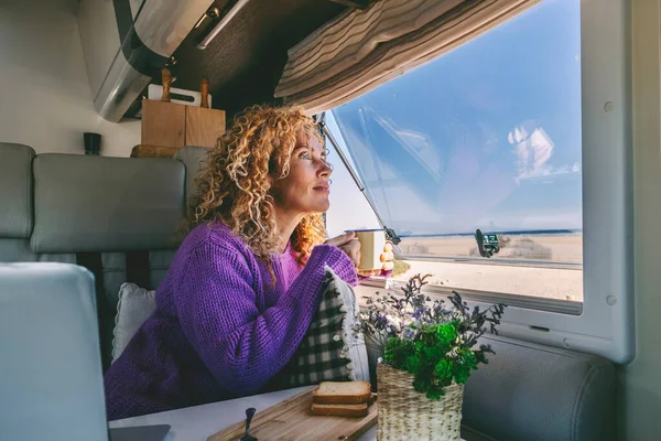 Heitere Erwachsene Frau Die Den Naturstrand Bewundert Sitzt Einem Modernen — Stockfoto