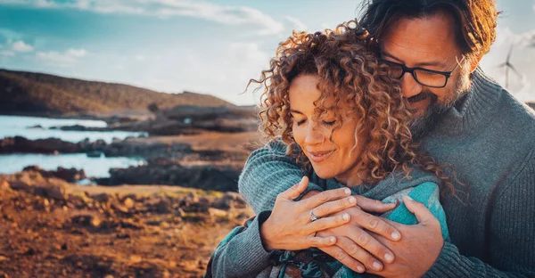 Jeugd Volwassen Paar Verliefd Genieten Van Romantiek Openlucht Vrijetijdsbesteding Knuffelen — Stockfoto