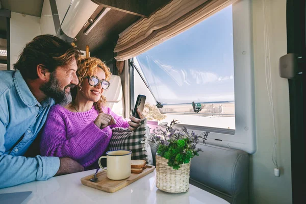 Los Jóvenes Adultos Turistas Disfrutan Conexión Telefónica Libertad Sentado Dentro —  Fotos de Stock