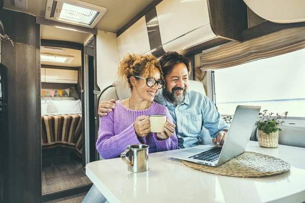 Moderne Paare Nutzen Gemeinsam Laptop Wohnmobil Computer Freizeitmenschen Surfen Internet — Stockfoto