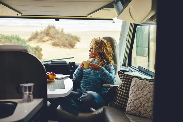 Mujer Adulta Sentada Dentro Una Caravana Moderna Vacaciones Viaje —  Fotos de Stock