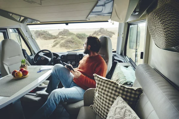 Homem Adulto Moderno Trabalhando Com Tablet Dentro Uma Van Campista — Fotografia de Stock