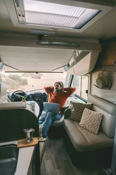 Homme Adulte Moderne Travaillant Avec Ordinateur Portable Intérieur Camping Car — Photo