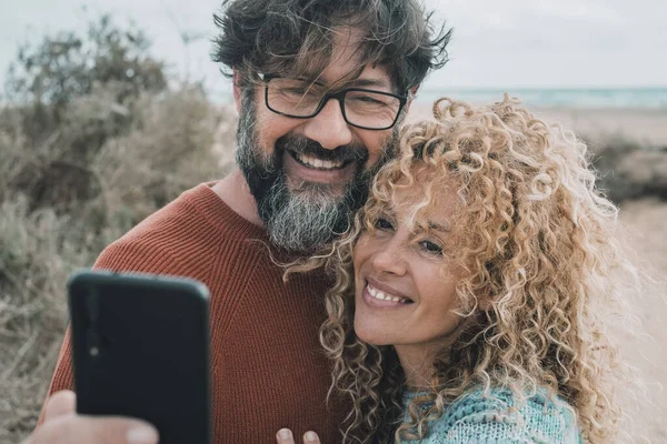 Heureux Jeune Couple Adulte Amoureux Prenant Selfie Photo Plein Air — Photo
