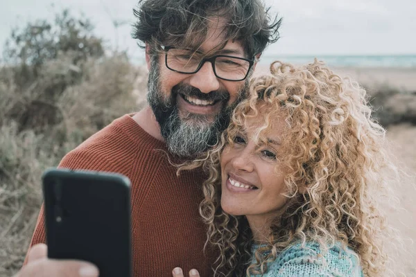 Gelukkig Volwassen Jong Stel Liefde Nemen Selfie Foto Outdoor Vrolijke — Stockfoto