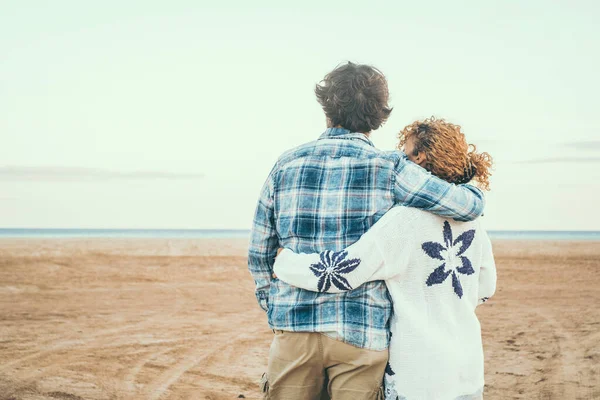 Rear View Portrait Couple Love Admiring Beach Ocean Hugging Love — Stock Photo, Image