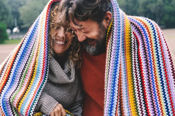 Casal Caucasiano Adulto Muito Feliz Sob Uma Risada Capa Colorida — Fotografia de Stock