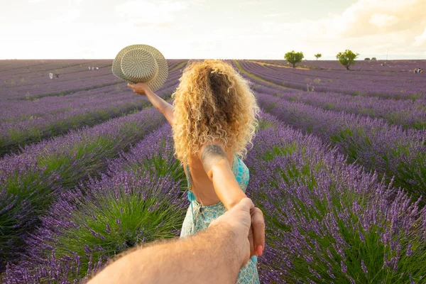 Pov Bărbat Care Ține Mâinile Femeii Câmp Frumos Lavandă Fundal — Fotografie, imagine de stoc