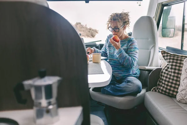 Vista Joven Sentada Teniendo Tiempo Libre Dentro Una Caravana Autocaravana —  Fotos de Stock