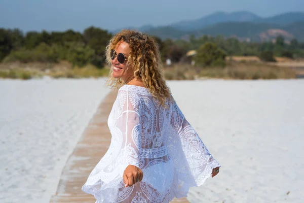 Achteraanzicht Van Een Volwassen Vrouw Met Witte Strandkleding Die Vrolijk — Stockfoto