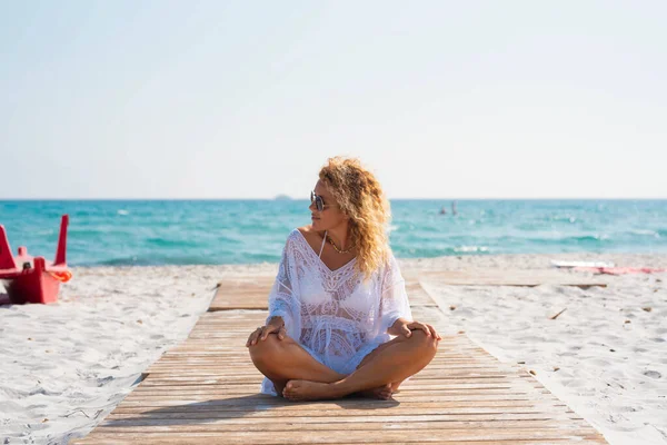 Feminino Desfrutando Sol Bronzeado Praia Férias Verão Viagens Lazer Atividade — Fotografia de Stock