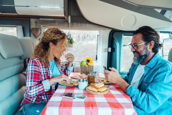 Mann Und Frau Essen Gemeinsam Einem Modernen Wohnmobil Urlaub Mittag — Stockfoto