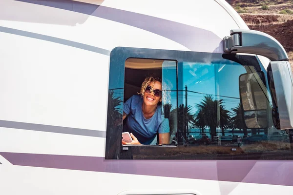 Onnellinen Naisen Muotokuva Hymyilee Ikkunassa Hänen Modernin Asuntoauton Kotiin Käsite — kuvapankkivalokuva