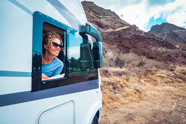 Feliz Mujer Adulta Sonrisa Disfrutar Destino Viaje Dentro Caravana Alegre —  Fotos de Stock