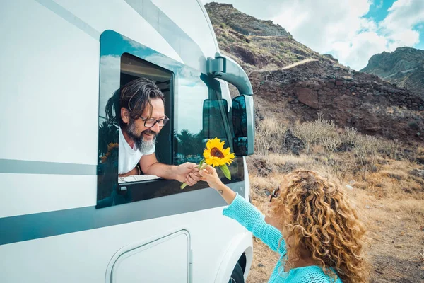 Glückliches Paar Genießt Die Reise Mit Wohnmobil Mann Schenkt Ihrer — Stockfoto