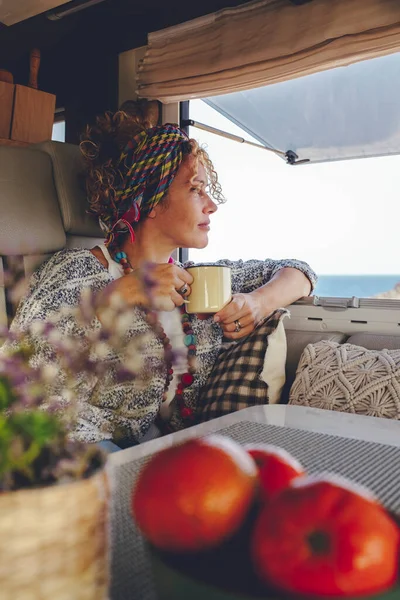 Gelassene Erwachsene Frau Die Das Outdoor Reiseziel Bewundert Sitzt Ihrem — Stockfoto