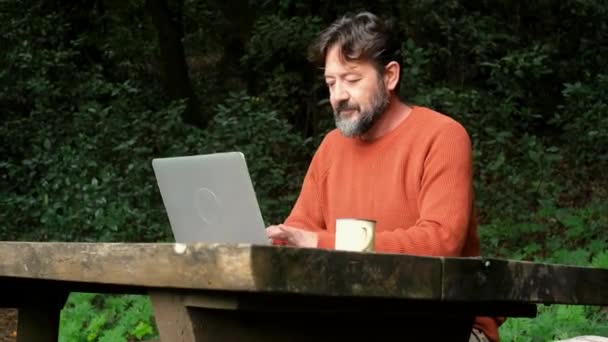 Omul Care Lucrează Laptop Aer Liber Conexiune Wireless Roaming Internet — Videoclip de stoc