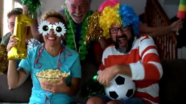 Cool Rodina Legrační Kostýmy Sledování Fotbalového Utkání Podpůrný Tým — Stock video
