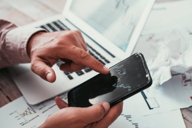 Yatırım ve ekonomiyi seçmek için cep telefonu uygulamasındaki varil grafiklerine bakın. Şifreli para ve hisse senedi opsiyonlarıyla para kazanmak. Çevrimiçi çalışan tüccar kavramı