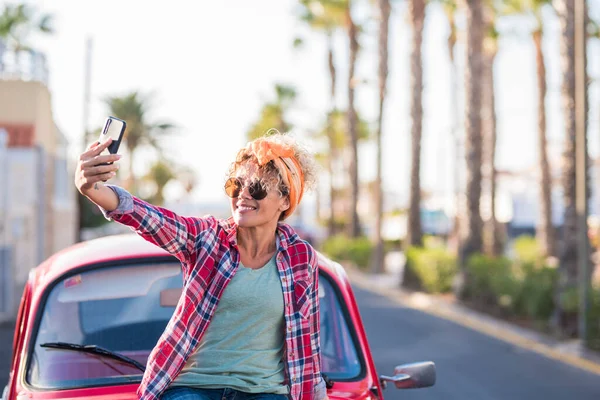 Stile Vita Hippy Femminile Scattare Foto Selfie Contro Sua Auto — Foto Stock