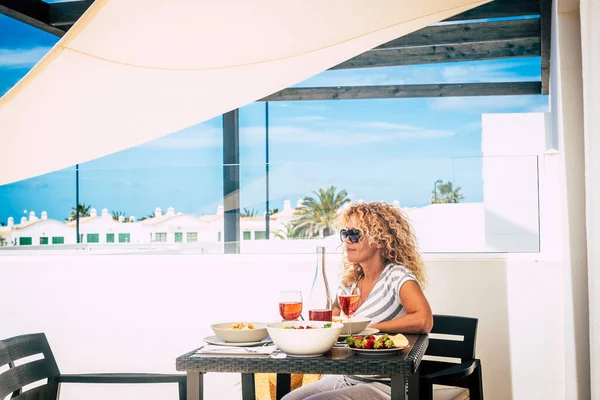 Volwassen Mooie Vrouw Wachtend Haar Man Samen Lunchen Buiten Huis — Stockfoto