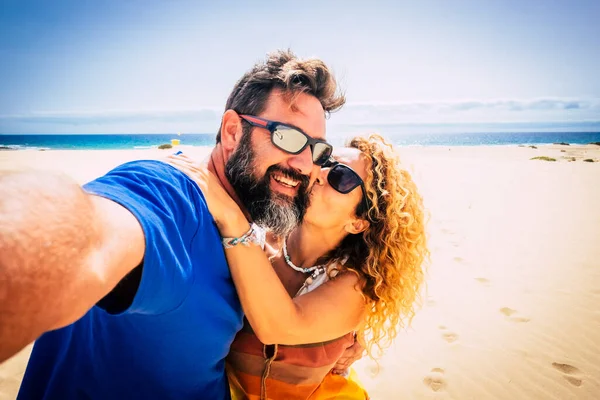 Coppia Adulta Turisti Scattare Foto Selfie Spiaggia Con Sabbia — Foto Stock