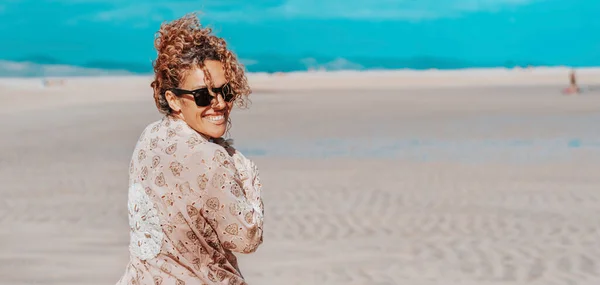 Turista Feminino Praia Transformando Corpo Olhando Para Câmera Sorrindo Feliz — Fotografia de Stock