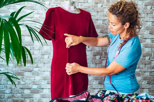 Mulher Alfaiate Criativo Tomar Tamanho Medidas Vestido Vintage Vermelho Conceito — Fotografia de Stock