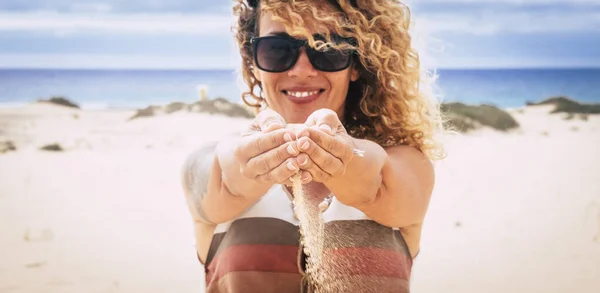 Веселая Женщина Время Летних Каникул Наслаждается Пляжем Солнцем Падающим Рук — стоковое фото