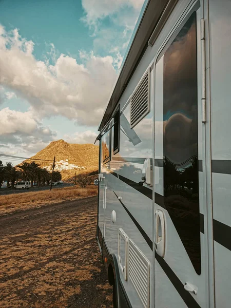 Primer Plano Del Concepto Vehículo Viaje Con Autocaravana Moderna Autocaravana —  Fotos de Stock