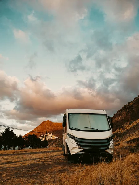 Concetto Veicolo Viaggio Con Camper Moderno Camper Parcheggiato Gratuitamente Nella — Foto Stock