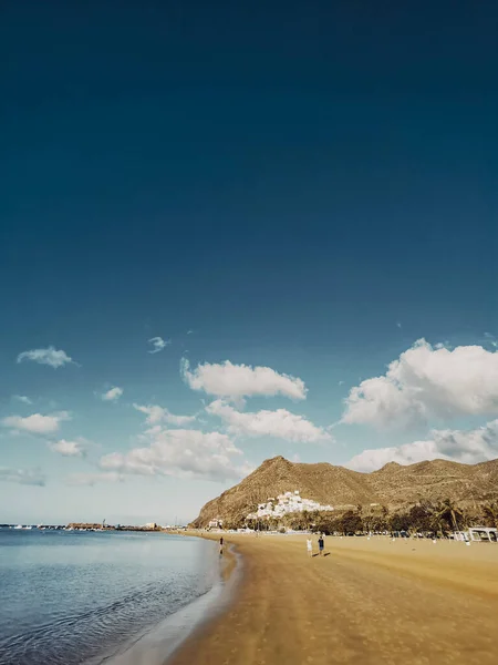 Úžasný Výhled Písečnou Pláž Tropické Modrou Vodou Oblohou Pozadí Koncept — Stock fotografie