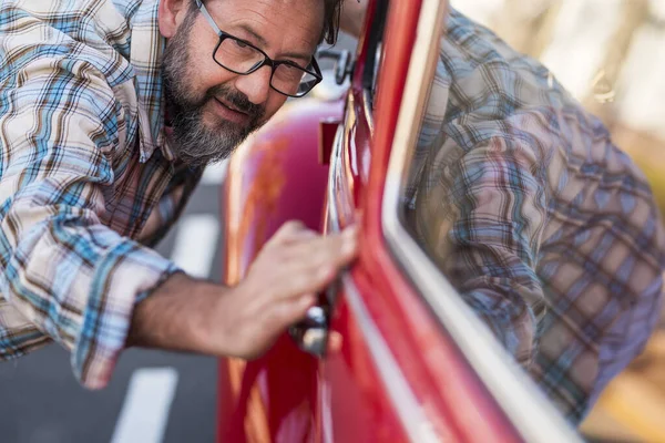 Bir Adamın Yeni Arabasının Olması Yakındır Araç Sevenler Konsepti Parlak — Stok fotoğraf